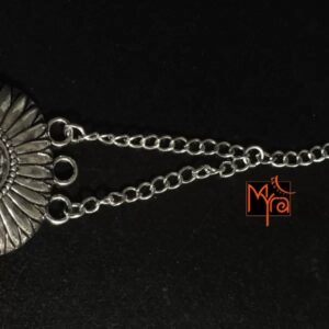 Oval Shaped Flower Petal Pattern Choker : Silver